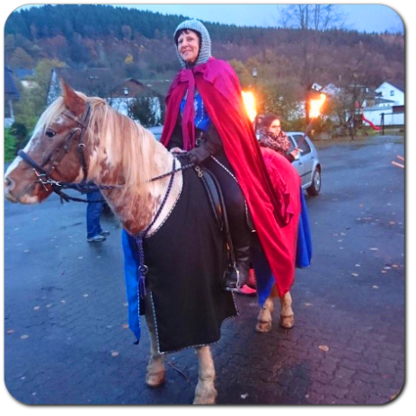 Ritter Katharina von Eichenhain auf Pferd