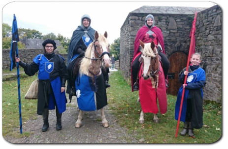 Ritter und Kanppen auf Pferden