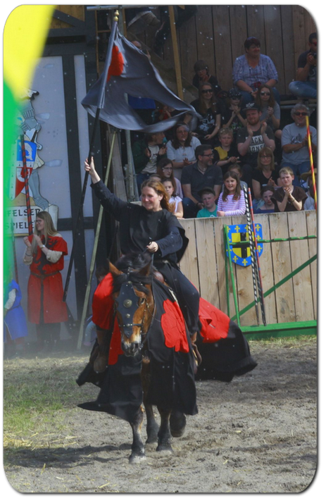 Gräfin von Brachina auf Pferd mit Banner