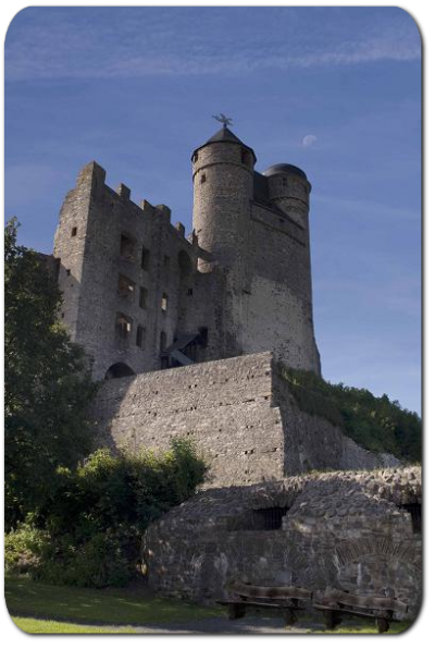 Burg Greifenstein mitz blauem Himmel und Mond